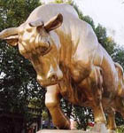 广场雕塑奔牛，代表着一种拼搏、无畏的精神，给人以一种爆发力、运动、力量、勇猛的视觉体验。想要了解更多铸铜雕塑工艺品的信息请与我们联系吧