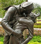 广场雕塑胜利之吻，胜利之吻也称作胜利日之吻、世纪之吻，是指在1945年8月14日（北京时间8月15日）发生在纽约时代广场的一幕亲吻。时值日本宣布无条件投降，纽约民众纷纷走上街头庆祝胜利。一位水兵在时代广场的欢庆活动中亲吻了身旁的一位女护士，这一瞬间被《生活》 杂志的摄影师阿尔弗雷德·艾森施泰特抓拍下来，成为传世的经典历史画面。 从此以后，每年8月14日都有数百对男女在时代广场重现“胜利日之吻”，以纪念二战结束。想要了解更多铸铜雕塑工艺品的信息请与我们联系吧