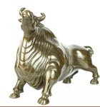 铸铜雕塑铜牛，牛在西方文化中是财富与力量的象征，牛在中国文化中是勤劳的象征。古人认为牛拥有“五行”中土属性和水属性的神力。是风调雨顺、国泰民安的象征。想要了解更多铸铜雕塑工艺品的信息请与我们联系吧