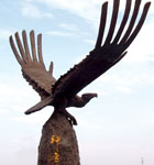 广场雕塑雄鹰展翅，生动形象的展示出一只雄鹰展翅翱翔的飞翔姿态，寓意着勇往无前、展翅高飞、蓬勃发展的美好未来。想要了解更多铸铜雕塑工艺品的信息请与我们联系吧