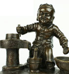 铜工艺品磨豆，生动形象的描述出整个磨豆的场景，采用的中国古代的小磨盘、簸箕、瓢、木桶等器具。想要了解更多铸铜雕塑工艺品的信息请与我们联系吧
