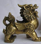 铸铜雕塑麒麟，在中华民族传统的艺术宝库里，麒麟是我国历代人们喜闻乐见的装饰形象。这个瑰丽多姿、仪态万方的神灵瑞兽，不但集中了自然界各种动物美的大成，而且表现了超出自然本色的理想化的形式美，给人以吉祥的祝福和美的享受。 想要了解更多铸铜雕塑工艺品的信息请与我们联系吧